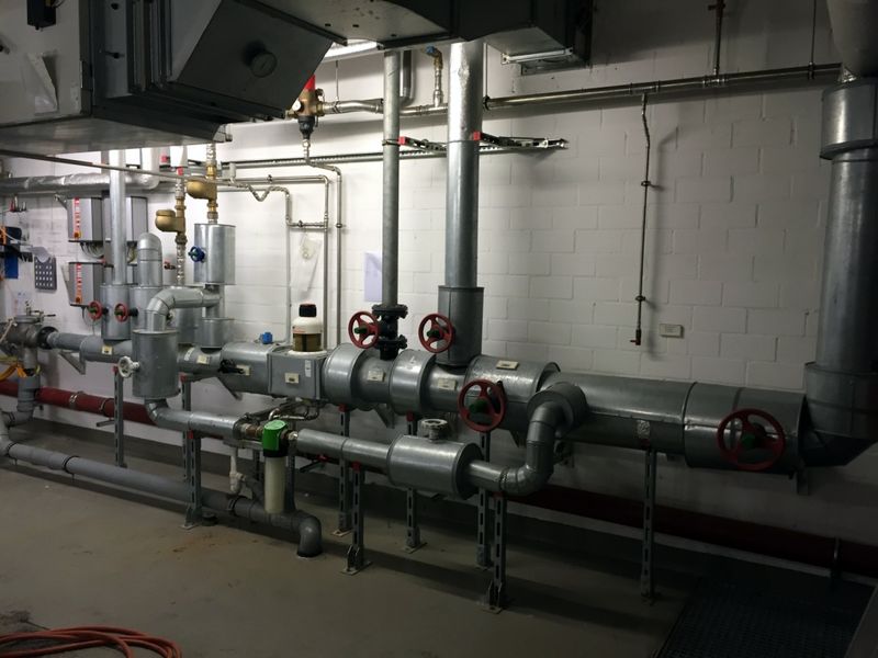Technikzentrale mit Trinkwassererwärmung – typischer Mangel in einer Trinkwasserinstallation