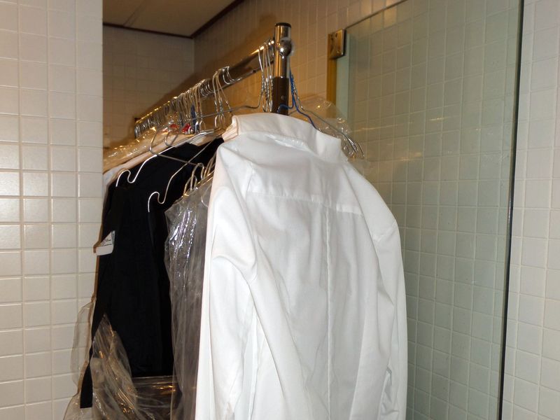Dusche als Kleiderablage – typischer Mangel in einer Trinkwasserinstallation